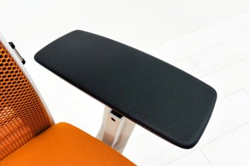 スチールケース シンクチェア 中古 2018年製 Steelcase Think 可動肘 中古オフィス家具 465A300 タンジェリン画像