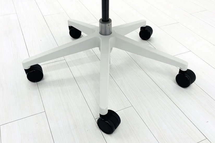 スチールケース シンクチェア 中古 2018年製 Steelcase Think 可動肘 中古オフィス家具 465A300 タンジェリン画像