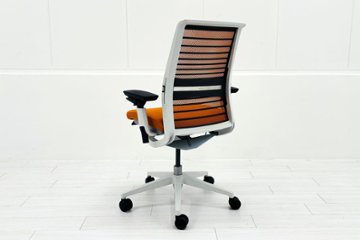 スチールケース シンクチェア 中古 2018年製 Steelcase Think 可動肘 中古オフィス家具 465A300 タンジェリン画像