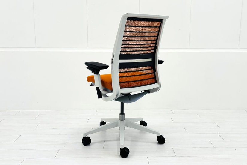 スチールケース シンクチェア 中古 2018年製 Steelcase Think 可動肘 中古オフィス家具 465A300 タンジェリン画像