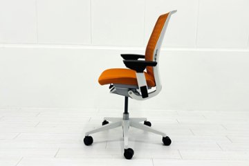 スチールケース シンクチェア 中古 2018年製 Steelcase Think 可動肘 中古オフィス家具 465A300 タンジェリン画像