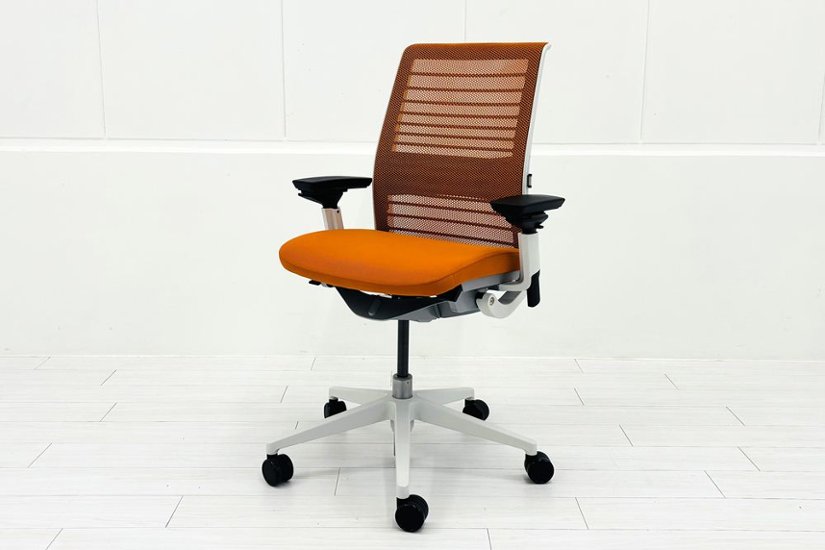 スチールケース シンクチェア 中古 2018年製 Steelcase Think 可動肘 中古オフィス家具 465A300 タンジェリン画像