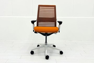 スチールケース シンクチェア 中古 2018年製 Steelcase Think 可動肘 中古オフィス家具 465A300 タンジェリン画像