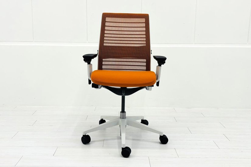 スチールケース シンクチェア 中古 2018年製 Steelcase Think 可動肘 中古オフィス家具 465A300 タンジェリン画像