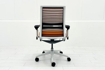 スチールケース シンクチェア 中古 2018年製 Steelcase Think 可動肘 中古オフィス家具 465A300 タンジェリン画像