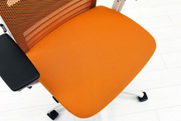 スチールケース シンクチェア 中古 2018年製 Steelcase Think 可動肘 中古オフィス家具 465A300 タンジェリン画像