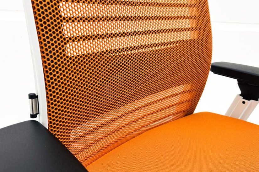 スチールケース シンクチェア 中古 2018年製 Steelcase Think 可動肘 中古オフィス家具 465A300 タンジェリン画像