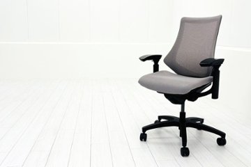 イトーキ エフチェア 2019年製 中古 オフィスチェア ハイバックメッシュ 可動肘 事務椅子 ITOKI 中古オフィス家具 ライトグレーの画像