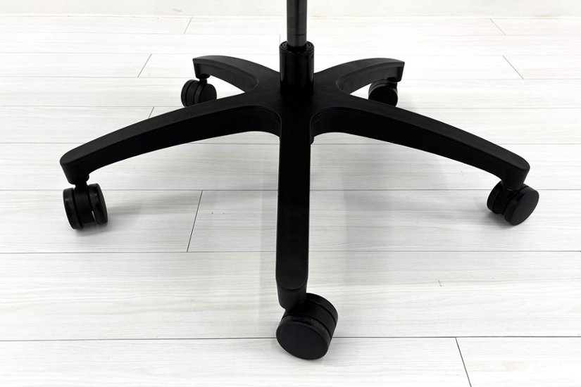 イトーキ エフチェア 2019年製 中古 オフィスチェア ハイバックメッシュ 可動肘 事務椅子 ITOKI 中古オフィス家具 ライトグレー画像