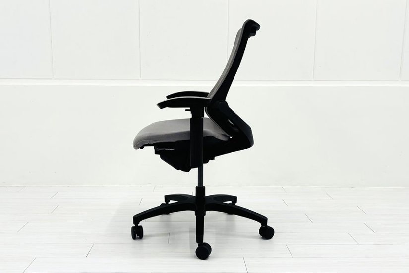 イトーキ エフチェア 2019年製 中古 オフィスチェア ハイバックメッシュ 可動肘 事務椅子 ITOKI 中古オフィス家具 ライトグレー画像