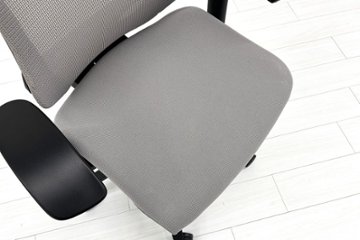 イトーキ エフチェア 2019年製 中古 オフィスチェア ハイバックメッシュ 可動肘 事務椅子 ITOKI 中古オフィス家具 ライトグレー画像