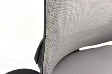 イトーキ エフチェア 2019年製 中古 オフィスチェア ハイバックメッシュ 可動肘 事務椅子 ITOKI 中古オフィス家具 ライトグレー画像