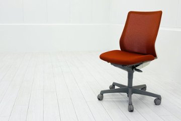 フルーエントチェア 2019年製 中古 オカムラ Fluent 中古オフィス家具 オフィスチェア クッション ローバック 肘無 オレンジレッドの画像