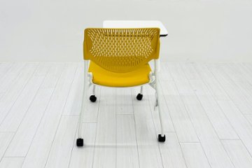 【4脚セット】 中古 オカムラ ネスティングチェア ルナチェア Runa(ルナ)シリーズ ミーティングチェア 多目的チェア テーブル付 イエロー画像