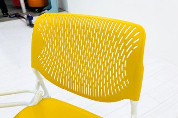 【4脚セット】 中古 オカムラ ネスティングチェア ルナチェア Runa(ルナ)シリーズ ミーティングチェア 多目的チェア テーブル付 イエロー画像
