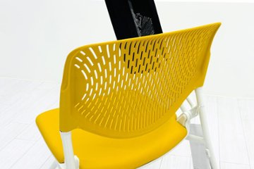 ルナチェア 中古 オカムラ ネスティングチェア Runa(ルナ)シリーズ ミーティングチェア 多目的チェア テーブル付 イエロー画像