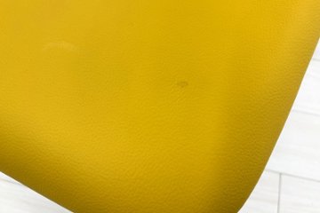 ルナチェア 中古 オカムラ ネスティングチェア Runa(ルナ)シリーズ ミーティングチェア 多目的チェア テーブル付 イエロー画像
