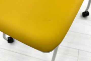 ルナチェア 中古 オカムラ ネスティングチェア Runa(ルナ)シリーズ ミーティングチェア 多目的チェア テーブル付 イエロー画像