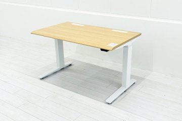 オカムラ スイフト 電動昇降デスク 中古 木目 幅1150 中古オフィス家具 1150/675/650～1250の画像