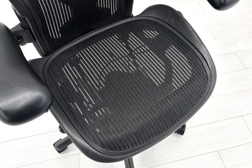 ハーマンミラー アーロンチェア Bサイズ フル装備 中古 ポスチャーフィット Herman Miller Aeron Chair 中古オフィス家具 肘レバー画像