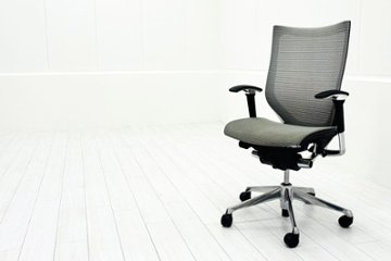 中古 バロンチェア オカムラ OKAMURA Baron 中古オフィス家具 ハイバックメッシュ 可動肘 ライトグレーの画像