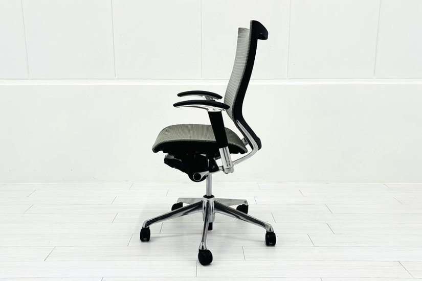 中古 バロンチェア オカムラ OKAMURA Baron 中古オフィス家具 ハイバックメッシュ 可動肘 ライトグレー画像