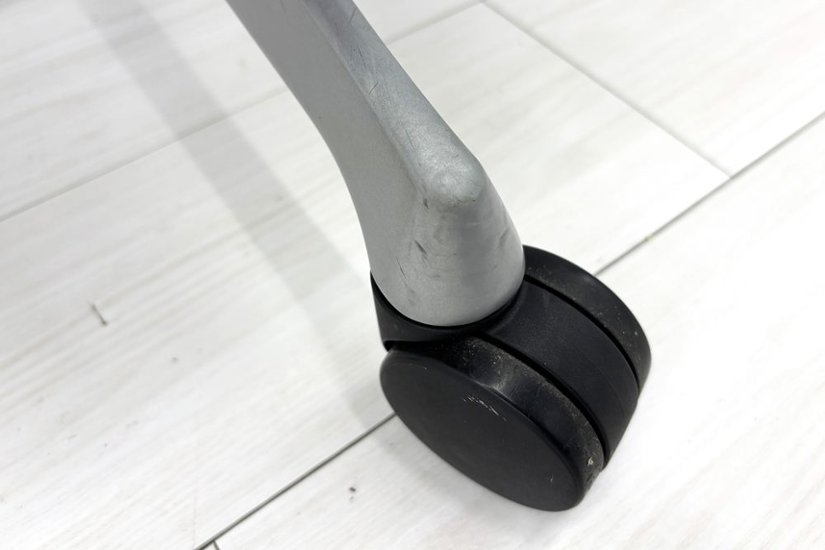 コーラルチェア ハイバック オカムラ 中古 背メッシュ 固定肘 中古オフィス家具 中古チェア Choral レッド画像