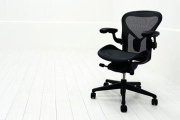 ハーマンミラー アーロンチェア リマスタード Aサイズ ライトシリーズ 中古 2017年製 Herman Miller Aeron Chair Remastered 中古オフィス家具 グラファイトの画像
