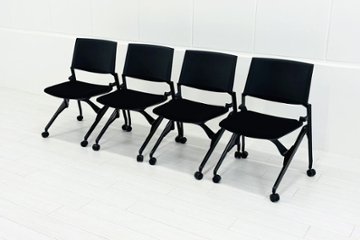 オカムラ Marca(マルカ)シリーズ 肘無 中古 2022年製 【4脚セット】 ミーティングチェア 会議椅子 ネスティングチェア 中古オフィス家具 ブラックの画像