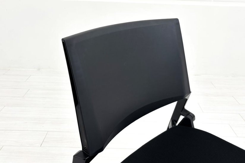 オカムラ Marca(マルカ)シリーズ 肘無 中古 2022年製 【4脚セット】 ミーティングチェア 会議椅子 ネスティングチェア 中古オフィス家具 ブラック画像