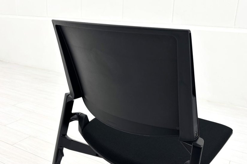 オカムラ Marca(マルカ)シリーズ 肘無 中古 2022年製 【4脚セット】 ミーティングチェア 会議椅子 ネスティングチェア 中古オフィス家具 ブラック画像