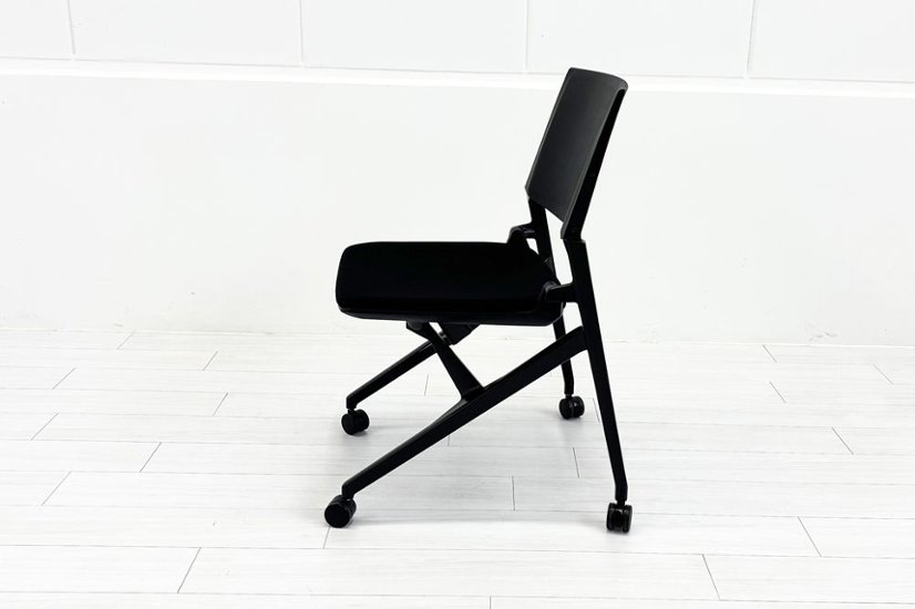 オカムラ Marca(マルカ)シリーズ 肘無 中古 2022年製 ミーティングチェア 会議椅子 ネスティングチェア 中古オフィス家具 ブラック画像