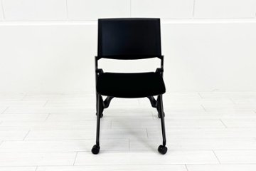 オカムラ Marca(マルカ)シリーズ 肘無 中古 2022年製 ミーティングチェア 会議椅子 ネスティングチェア 中古オフィス家具 ブラックの画像