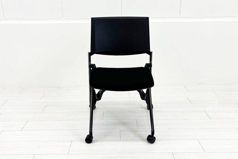 オカムラ Marca(マルカ)シリーズ 肘無 中古 2022年製 ミーティングチェア 会議椅子 ネスティングチェア 中古オフィス家具 ブラック画像