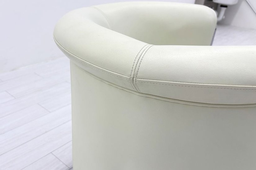 ラウンジチェア シングルソファ 1人用ソファ 中古 多目的チェア 中古オフィス家具 レザー ベージュ系色画像