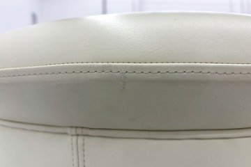 ラウンジチェア シングルソファ 1人用ソファ 中古 多目的チェア 中古オフィス家具 レザー ベージュ系色画像