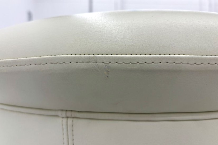ラウンジチェア シングルソファ 1人用ソファ 中古 多目的チェア 中古オフィス家具 レザー ベージュ系色画像