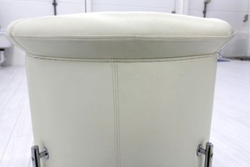 ラウンジチェア シングルソファ 1人用ソファ 中古 多目的チェア 中古オフィス家具 レザー ベージュ系色画像