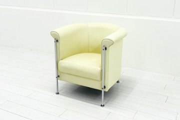 ラウンジチェア シングルソファ 1人用ソファ 中古 多目的チェア 中古オフィス家具 レザー ベージュ系色 700/700/720の画像