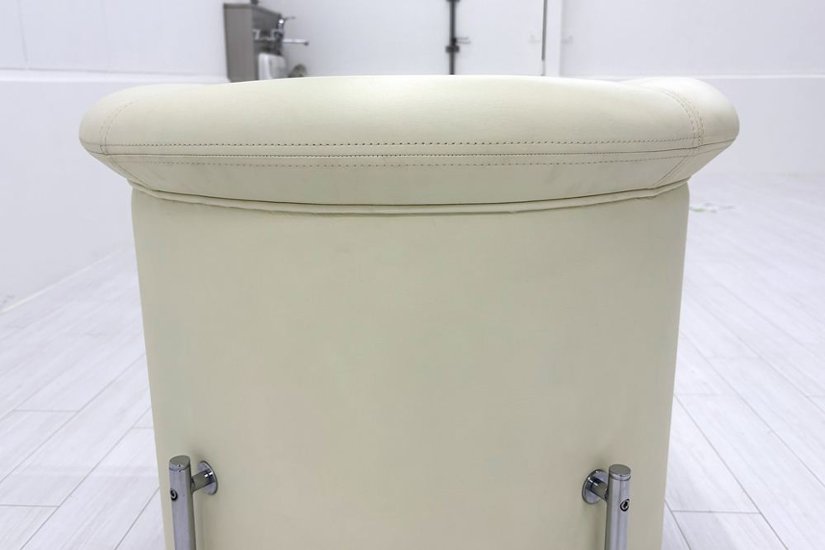 ラウンジチェア シングルソファ 1人用ソファ 中古 多目的チェア 中古オフィス家具 レザー ベージュ系色 700/700/720画像