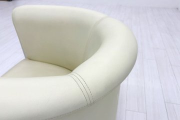 ラウンジチェア シングルソファ 1人用ソファ 中古 多目的チェア 中古オフィス家具 レザー ベージュ系色 700/700/720画像