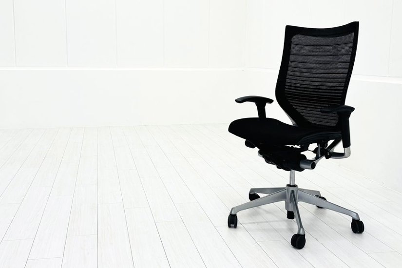 オカムラ バロンチェア 中古 OKAMURA Baron 中古オフィス家具 可動肘 ハイバック グラデーションメッシュ ブラック画像