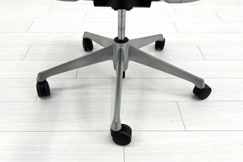 オカムラ バロンチェア 中古 OKAMURA Baron 中古オフィス家具 可動肘 ハイバック グラデーションメッシュ ブラック画像