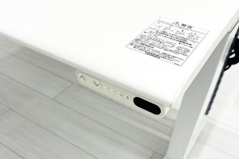 オカムラ スイフト 電動昇降デスク 中古 ホワイト 幅1550 中古オフィス家具 1550/675/650～1250画像