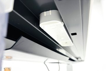 オカムラ スイフト 電動昇降デスク 中古 ホワイト 幅1550 中古オフィス家具 1550/675/650～1250画像