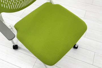 オカムラ ルナチェア 【4脚セット】 中古 肘付 Runa ミーティングチェア ネスティングチェア 会議椅子 中古オフィス家具 ライムグリーン画像