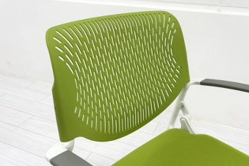 オカムラ ルナチェア 【4脚セット】 中古 肘付 Runa ミーティングチェア ネスティングチェア 会議椅子 中古オフィス家具 ライムグリーン画像