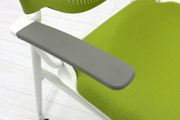 オカムラ ルナチェア 【4脚セット】 中古 肘付 Runa ミーティングチェア ネスティングチェア 会議椅子 中古オフィス家具 ライムグリーン画像