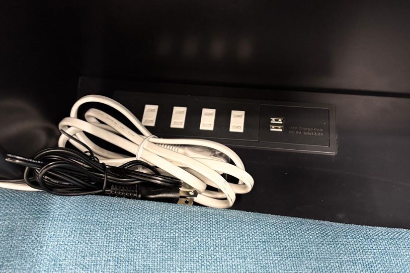 ワークブース 中古 インテント イトーキ ラウンジソファ 1人用ソファ 中古オフィス家具 電源コード付き 998/922/1300画像