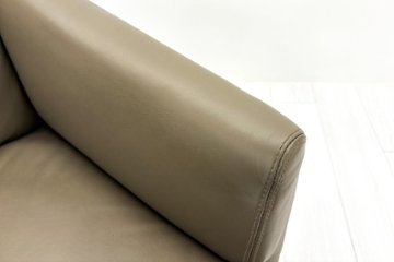 オカムラ 中古オフィス家具 NEWFORTY(ニューフォーティ)シリーズ 革張り 2019年製 中古 応接椅子 ミーティングチェア 【4脚セット】 多目的チェア ライトブラウン画像